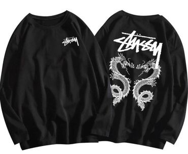 бежевый свитер мужской: Stussy **Стильный черный лонгслив с принтом двойных драконов** Этот