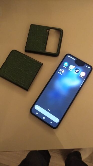elfbar temir: Samsung Galaxy Z Flip 4 ekranda Xal var