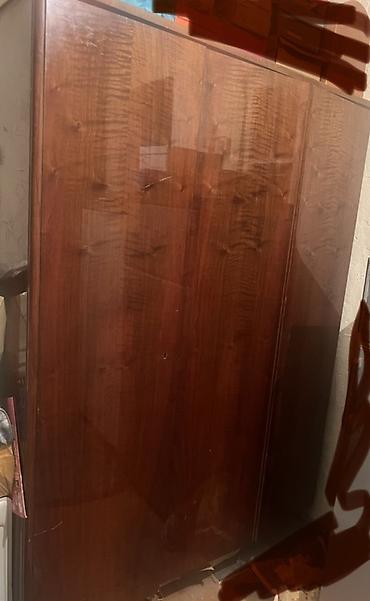 adəm ağacı: Üç qapılı geyim şkafı Qiymətlğ bağlı yazın. Razılaşma yolu ilə - — 1