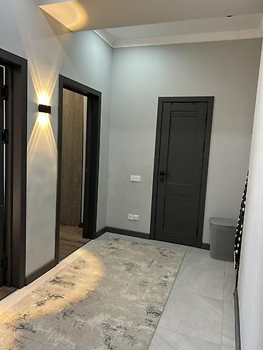 silver kitchen: Кухня-столовая и прихожая со встроенной техникой и мебелью — 7