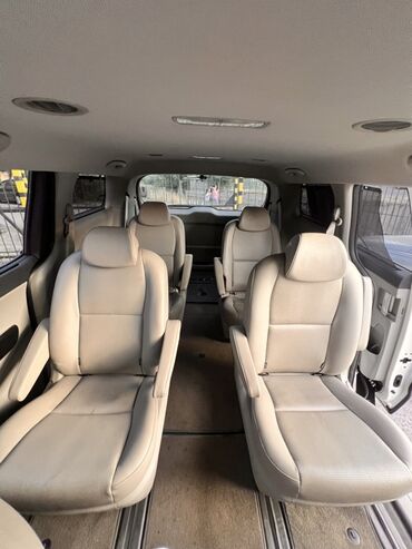продаю компрессор б у: Просторный минивэн Kia Carnival белого цвета с элегантным дизайном