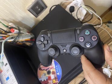 plastation 4 pro: Ps4 pro orijinal Ustada olmayib 1 tb Qizmasi yoxdu Orijinal pult