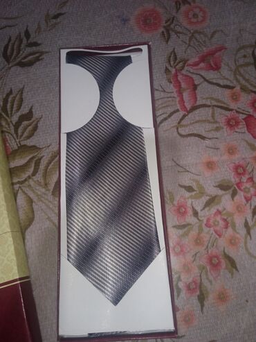серебристая: Продаю мужской галстук новый