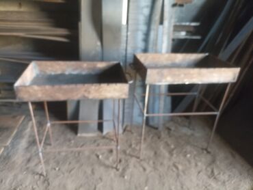 Quruducular: İki ədəd metal manqal. Hər biri dördbucaq formalı yığcam dizayna və