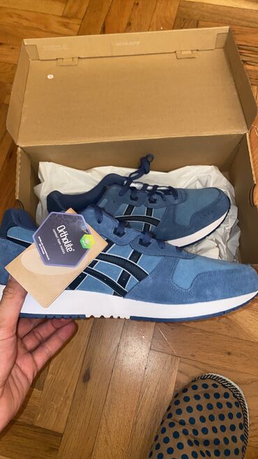 Krasofkalar və idman ayaqqabıları: Asics krasofkasi originaldi razmeri (44-43) qiymeti 110 azn. Bu model