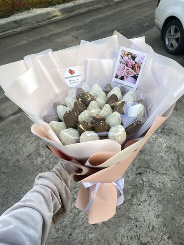 Кондитерские изделия, сладости: Клубника и Финики в шоколаде Подарок на 8марта Заранее оформляйте — 8