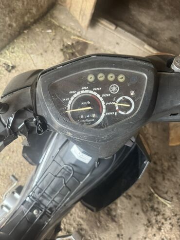 шины r15c: Мотоцикл Yamaha серого цвета, оборудованный аналоговой приборной