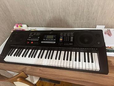 elektron gitara: MK-812 elektron sintezator – 61 tam ölçülü klaviş – Daxili ikili — 2