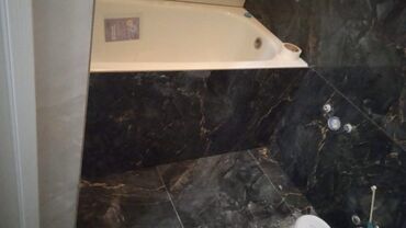 Другая сантехника: Просторная ванная комната в современном стиле, облицованная светлой — 11