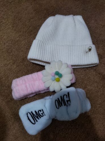 Другие детские вещи: Продаю шапочку теплую б/у на девочку и новые повязки теплые. За все