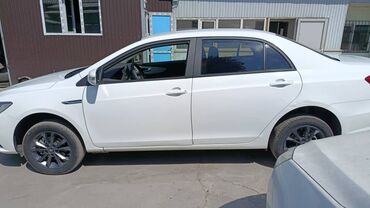 электромобиль neta: Белый седан BYD Qin Plus с элегантным дизайном и современными линиями