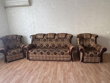 Divan və kreslo dəstləri: Klassik üslublu 3 parçalı yumşaq mebel dəsti: - 1 ədəd geniş divan — 5