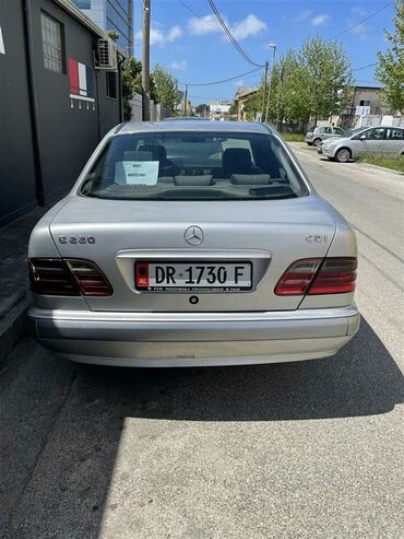 Mercedes-Benz - Ασήμι - Οθωνοί: Mercedes-Benz E 220: 2.2 l. | 2000 έ. | Sedan