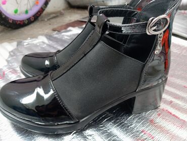 черная обувь: Туфли 37, цвет - Черный