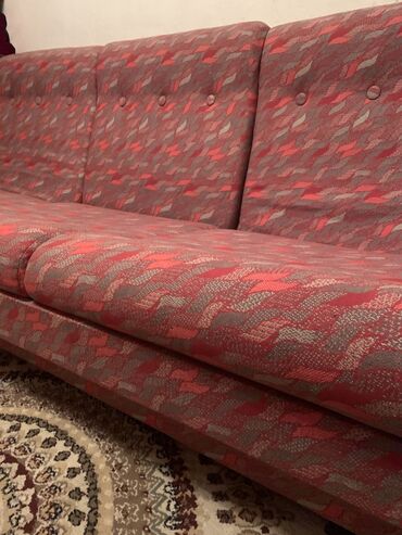 советские диваны: Диван-кровать, цвет - Красный, Б/у
