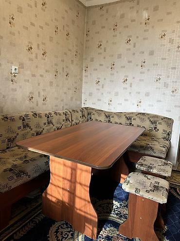 silver kitchen: Кухонный уголок с обеденным столом и табуретами Состав комплекта: - — 1