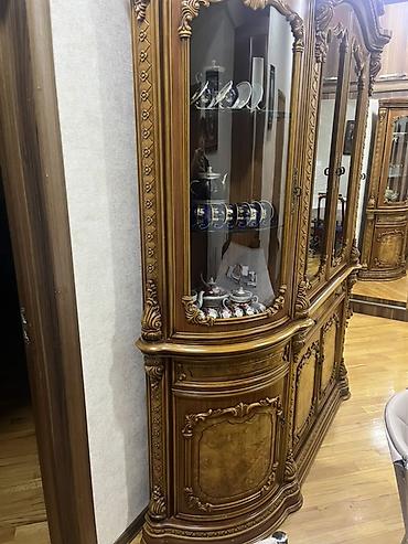 ağac: Qonaq otağı üçün klassik üslubda böyük vitrinli servant. Mebel dəsti — 3