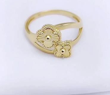 Серьги: Пара элегантных золотистых сережек с английским замком. Каждая сережка — 3