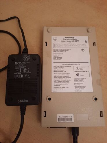 Druga oprema za računare i laptopove: Stari retro modem i adapter za kompjuter.

Nepoznato stanje — 9