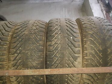 разноширокие шины: Шины 275 / 40 / R 20, Зимняя шипованная, Б/у, Комплект, GoodYear