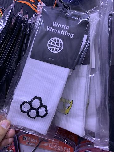 Носки и белье: Белые спортивные носки World Wrestling. - Цвет: белый. - Дизайн — 1