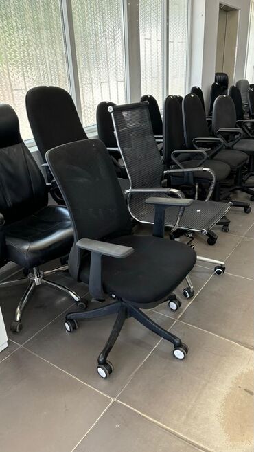 Офисные кресла: Офисное кресло, Б/у, С колесиками, цвет - Черный — 9