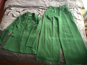 Dəstlər, kostyumlar: Qadın kostyumu – QuQu Fashion, ölçü 44 - Rəng: parlaq yaşıl - Dəst