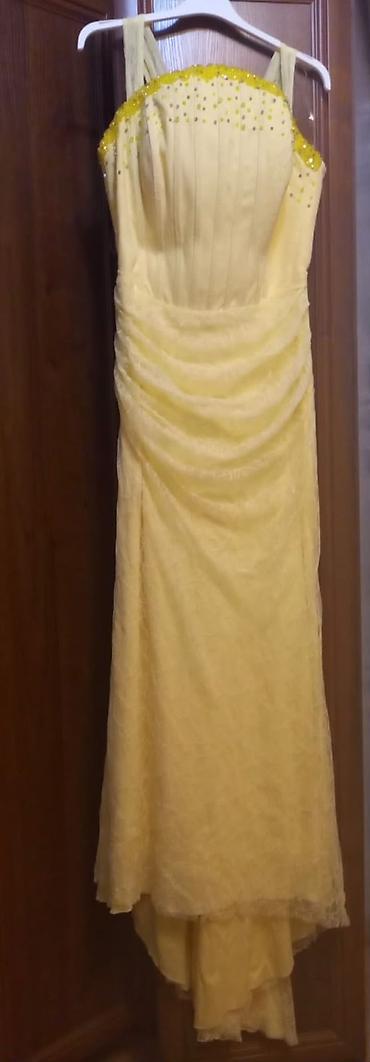 Sarı rəngdə uzun ziyafət/libas - Model: Yarı balıq kəsimə yaxın, ön