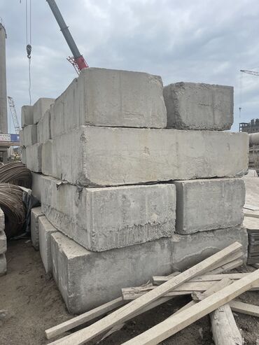 Другие строительные блоки: Продаю бетонные блоки в наличии 32 шт