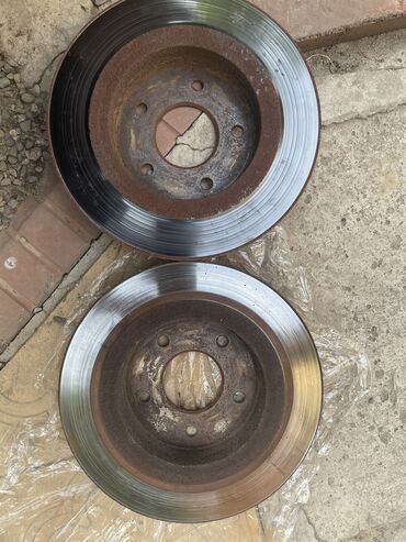 Тормозные диски: Задний тормозной диск Nissan 2002 г., Б/у, Оригинал