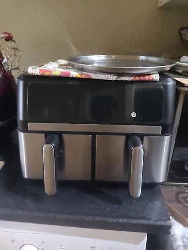 İki bölməli hava fritözü (air fryer) təqdim olunur. Cihaz qara və