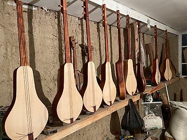 Гитары: Комуз…Өтө эмгекти мээнети талап кылган Үч кылдуу кыргыздын салттуу — 10