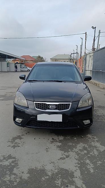 Kia: Kia Rio – hetçbek, qara rəng Xüsusiyyətlər: - Kuzov: 5 qapılı — 9
