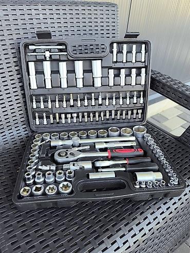 poklon za decka: Komplet nasadnih ključeva i bit nastavaka u čvrstom plastičnom koferu — 1