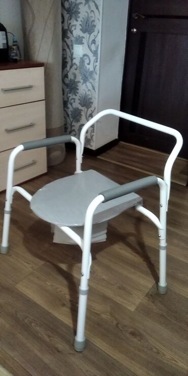 Медтовары: Кресло-стул с санитарным оснащением новый
