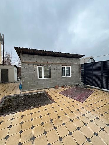 Продажа коттеджей и домов: 🏡 Продается уютный двухэтажный дом в ж/м Ак-Тилек! ✨ Отличный вариант — 8