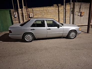 ford 5 1 transit: Mercedes-Benz E 220: 2.2 l | 1993 il Sedan — 4
