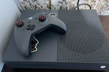 xbox one pult: Xbox One S konsolu ilə müasir oyun təcrübəsini yaşayın. Bu qara rəngli