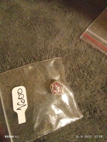 Prstenje: Srebrne minđuše sa kukicom i privjeskom u obliku suze. Centralni deo na lalafo.rs — 19 Prstenje: Srebrne minđuše sa kukicom i privjeskom u obliku suze. Centralni deo — 19