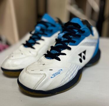 Кроссовки и спортивная обувь: В продаде кроссовки для зала. секонд хенд Сокулук. состояние нового — 5