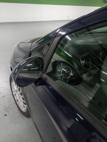 Fiat: Unutrašnjost automobila Fiat hečbek, sa tamnom unutrašnjošću i — 14