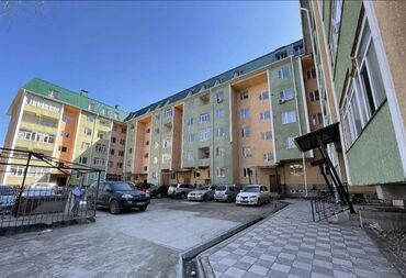 срочно продаётся 1 комнатная квартира в районе ошского рынка по улице молодая гвардия: 4 комнаты, 106 м², Элитка, 1 этаж, ПСО (под самоотделку)