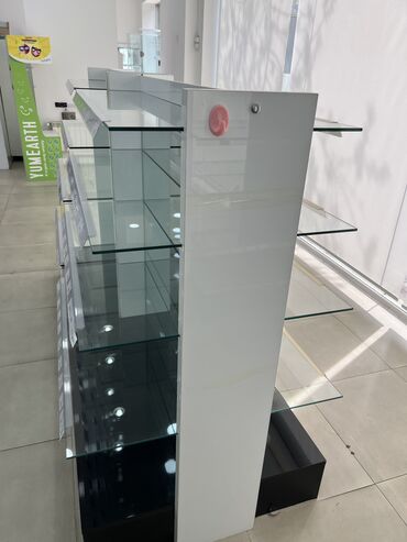 Rəf vitrinləri: Magaza ucun vitrinler hundurluk 1.50 en 090 sm. Divar vitrinleri ise — 5