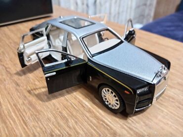 Figurice i makete: Nov metalni model automobila Rols Rojs Fantom. Pale mu se prednja i — 7