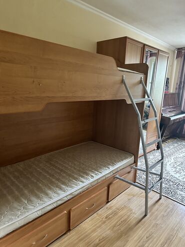 книжные шкафы бу: Продам мебель в комплекте: двухъярусная кровать и односпальная кровать