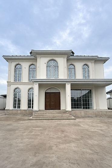 Продажа коттеджей и домов: Двухэтажный дом в классическом стиле с большим частным двором и — 1