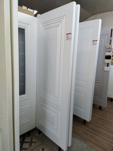 qapi otaq: Ağ rəngdə, klassik üslubda hazırlanmış qapılar. Panellərlə bəzədilmiş