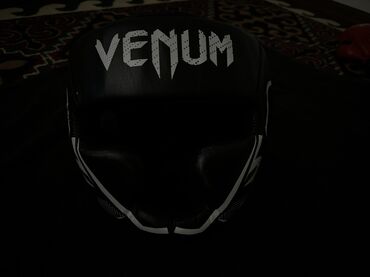 тренировочные маски: Шлем Venum черного цвета, предназначенный для защиты головы во время