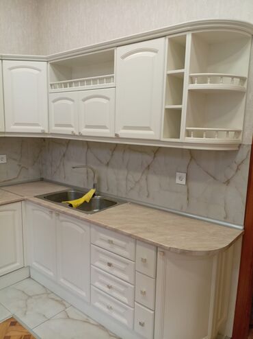 Köhnə tikili: 1 - ci məhəllə 4/2 - mərtəbəsində 3 otaqlı yol qırağı kombisi var polı — 12