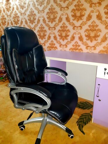 авто кресло детский: Офисный Стол, цвет - Фиолетовый, Б/у